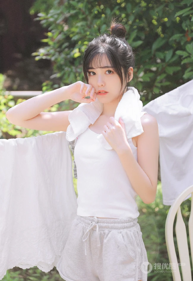 趁着大太阳屋外晾衣服，被子的漂亮短裤丸子头女生清新写真