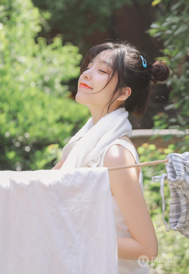 趁着大太阳屋外晾衣服，被子的漂亮短裤丸子头女生清新写真