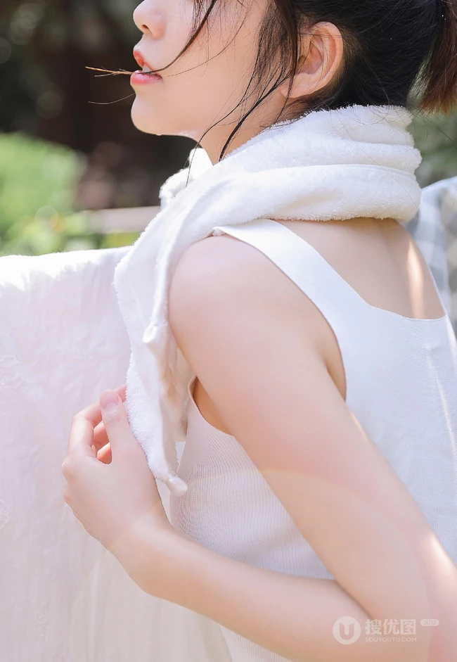 趁着大太阳屋外晾衣服，被子的漂亮短裤丸子头女生清新写真
