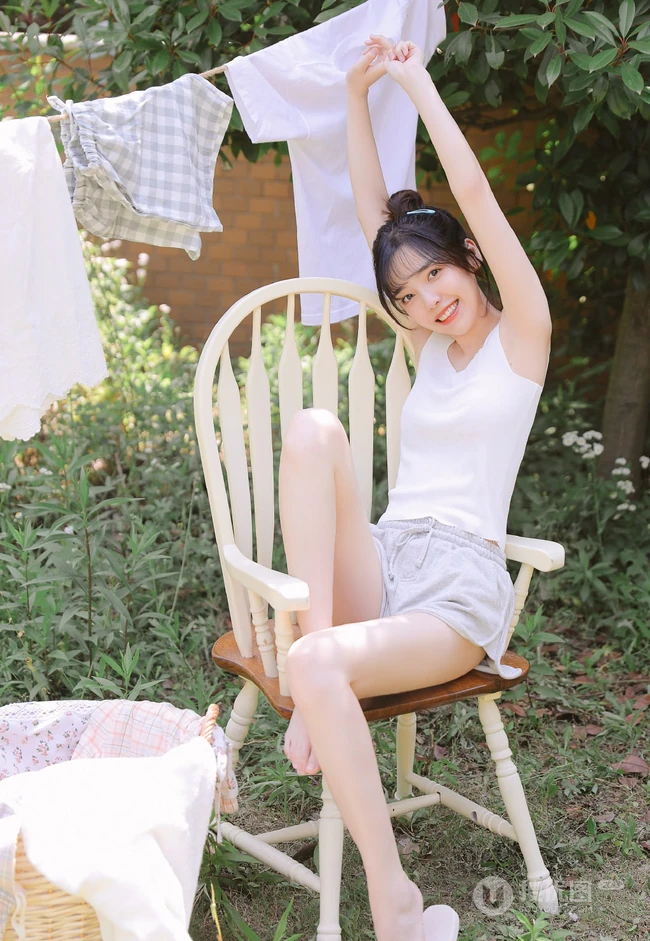 趁着大太阳屋外晾衣服，被子的漂亮短裤丸子头女生清新写真