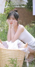 趁着大太阳屋外晾衣服，被子的漂亮短裤丸子头女生清新写真