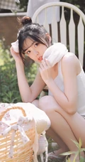 趁着大太阳屋外晾衣服，被子的漂亮短裤丸子头女生清新写真