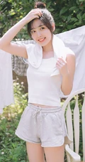 趁着大太阳屋外晾衣服，被子的漂亮短裤丸子头女生清新写真