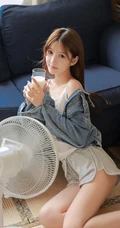 吹风扇，喝牛奶，闲着无聊的甜美可人背心短裤女生写真美图