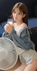 吹风扇，喝牛奶，闲着无聊的甜美可人背心短裤女生写真美图
