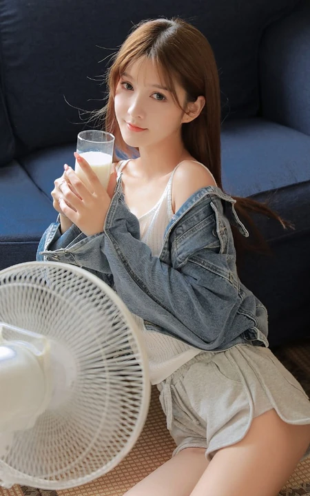 吹风扇，喝牛奶，闲着无聊的甜美可人背心短裤女生写真美图