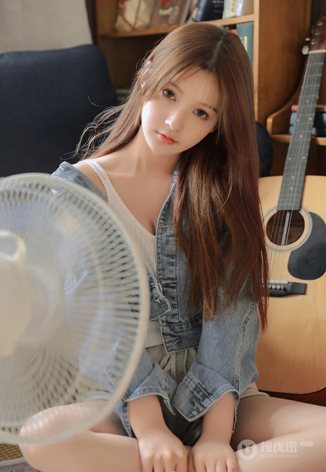 吹风扇，喝牛奶，闲着无聊的甜美可人背心短裤女生写真美图