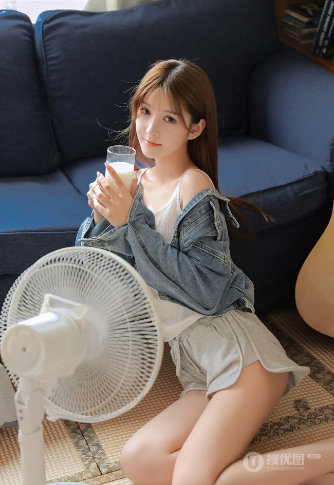吹风扇，喝牛奶，闲着无聊的甜美可人背心短裤女生写真美图