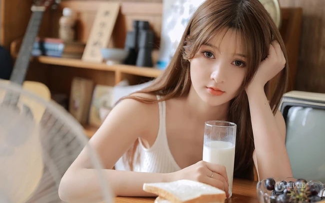 吹风扇，喝牛奶，闲着无聊的甜美可人背心短裤女生写真美图