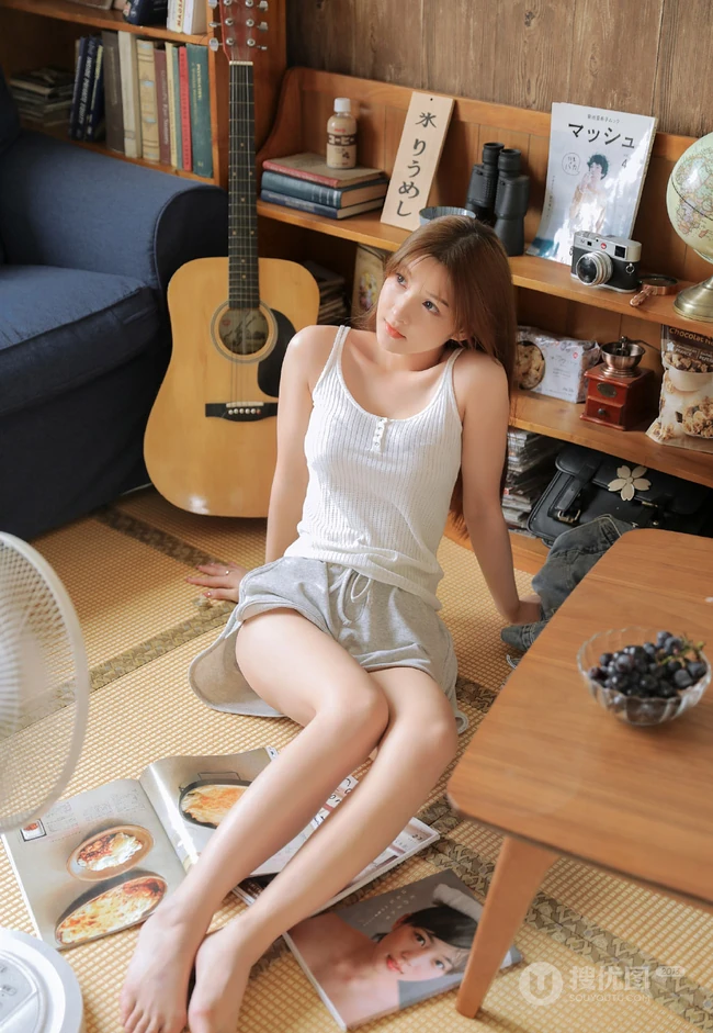 吹风扇，喝牛奶，闲着无聊的甜美可人背心短裤女生写真美图