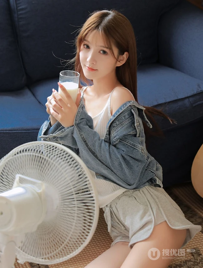 吹风扇，喝牛奶，闲着无聊的甜美可人背心短裤女生写真美图