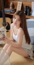 吹风扇，喝牛奶，闲着无聊的甜美可人背心短裤女生写真美图