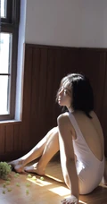 沐浴在阳光中的紧身连体衣平胸女孩，居家吃葡萄小气质写真