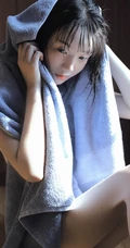 沐浴在阳光中的紧身连体衣平胸女孩，居家吃葡萄小气质写真