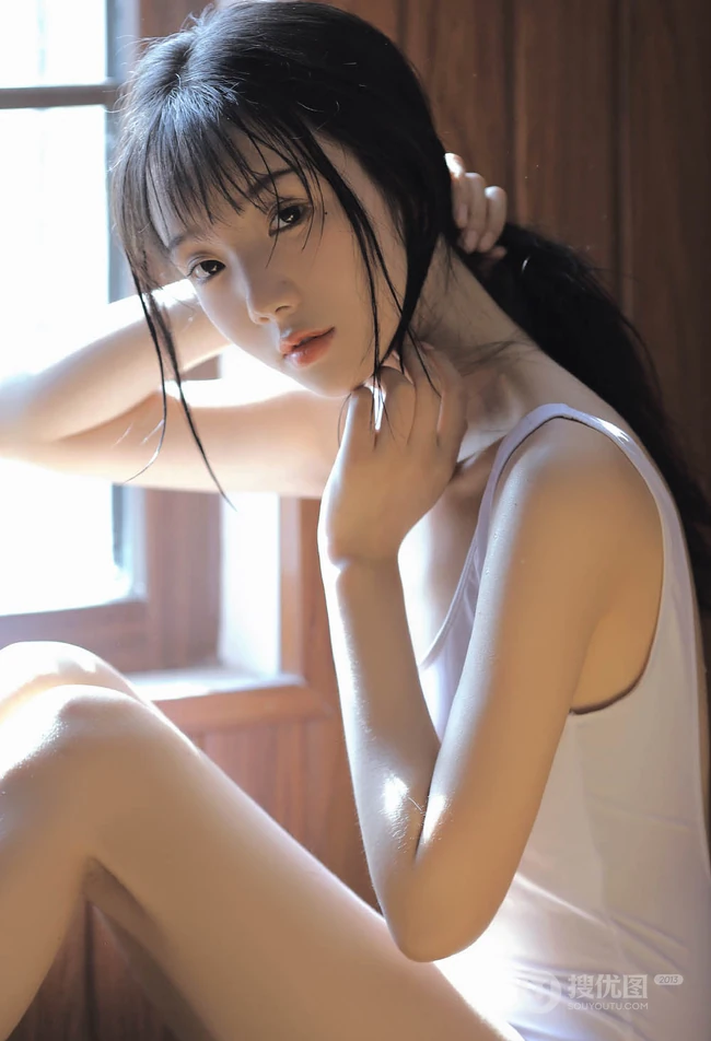 沐浴在阳光中的紧身连体衣平胸女孩，居家吃葡萄小气质写真