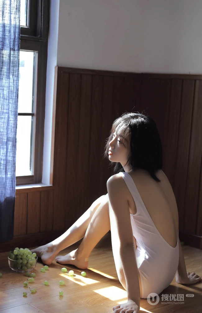 沐浴在阳光中的紧身连体衣平胸女孩，居家吃葡萄小气质写真