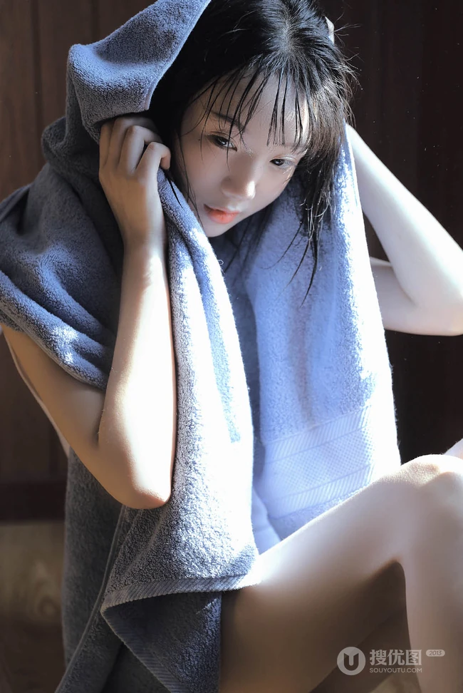 沐浴在阳光中的紧身连体衣平胸女孩，居家吃葡萄小气质写真