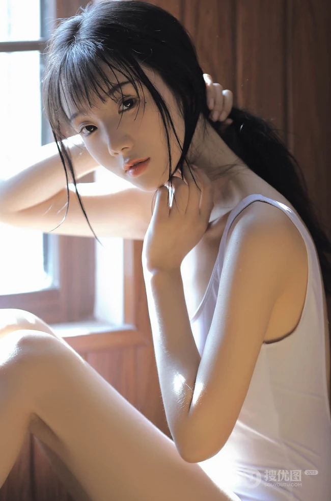 沐浴在阳光中的紧身连体衣平胸女孩，居家吃葡萄小气质写真