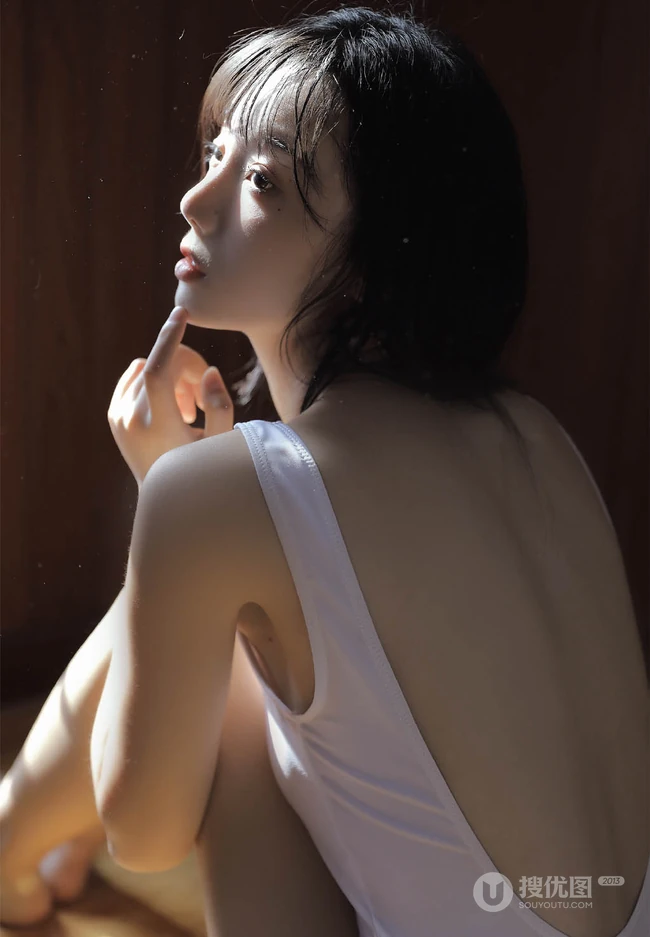 沐浴在阳光中的紧身连体衣平胸女孩，居家吃葡萄小气质写真