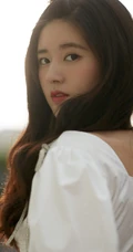 赵露思小可爱白裙气质甜美户外写真图片