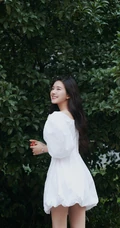 赵露思小可爱白裙气质甜美户外写真图片