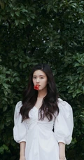 赵露思小可爱白裙气质甜美户外写真图片