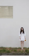 赵露思小可爱白裙气质甜美户外写真图片