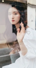 赵露思小可爱白裙气质甜美户外写真图片
