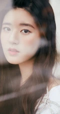 赵露思小可爱白裙气质甜美户外写真图片