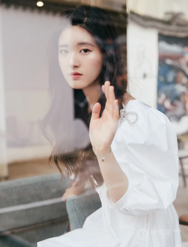 赵露思小可爱白裙气质甜美户外写真图片