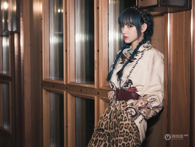 女生程潇个性时尚豹纹短裤写真图片