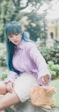 程潇个性紫衣白裙搭配一头蓝发街边逗猫美拍写真