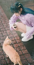 程潇个性紫衣白裙搭配一头蓝发街边逗猫美拍写真