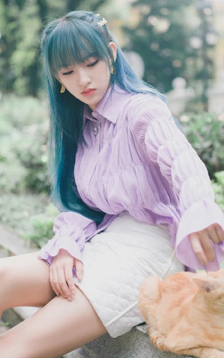 程潇个性紫衣白裙搭配一头蓝发街边逗猫美拍写真