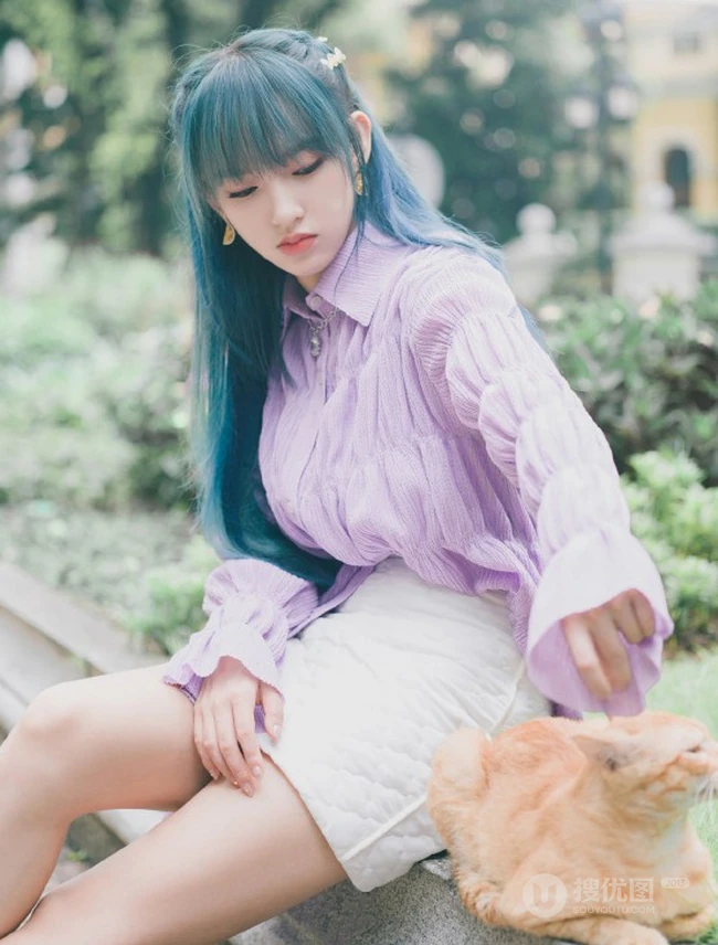 程潇个性紫衣白裙搭配一头蓝发街边逗猫美拍写真