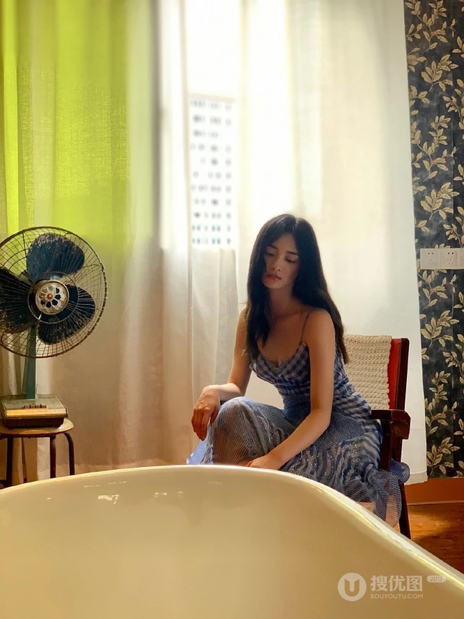 周洁琼拍摄写真花絮，多套服饰诠释甜美，清新，气质等不同风格