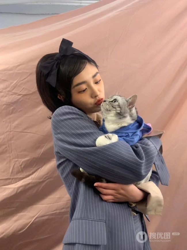 周洁琼拍摄写真花絮，多套服饰诠释甜美，清新，气质等不同风格
