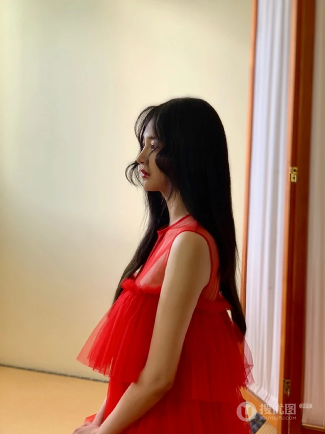 周洁琼拍摄写真花絮，多套服饰诠释甜美，清新，气质等不同风格