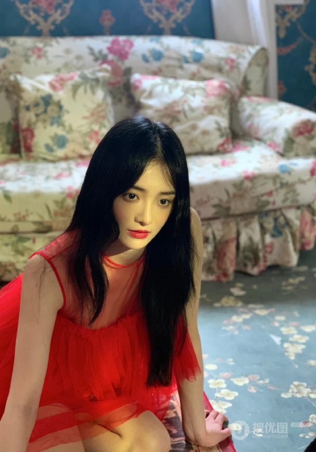 周洁琼拍摄写真花絮，多套服饰诠释甜美，清新，气质等不同风格