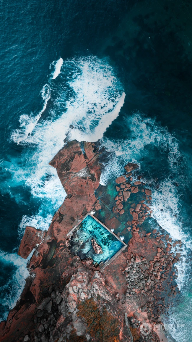 超唯美的海上航拍蔚蓝的海上拍打礁石的手机护眼壁纸