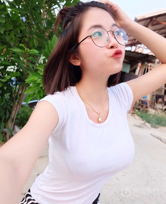 身材相当亮眼气质的泰国网红眼镜女生吸睛可爱生活照片图集