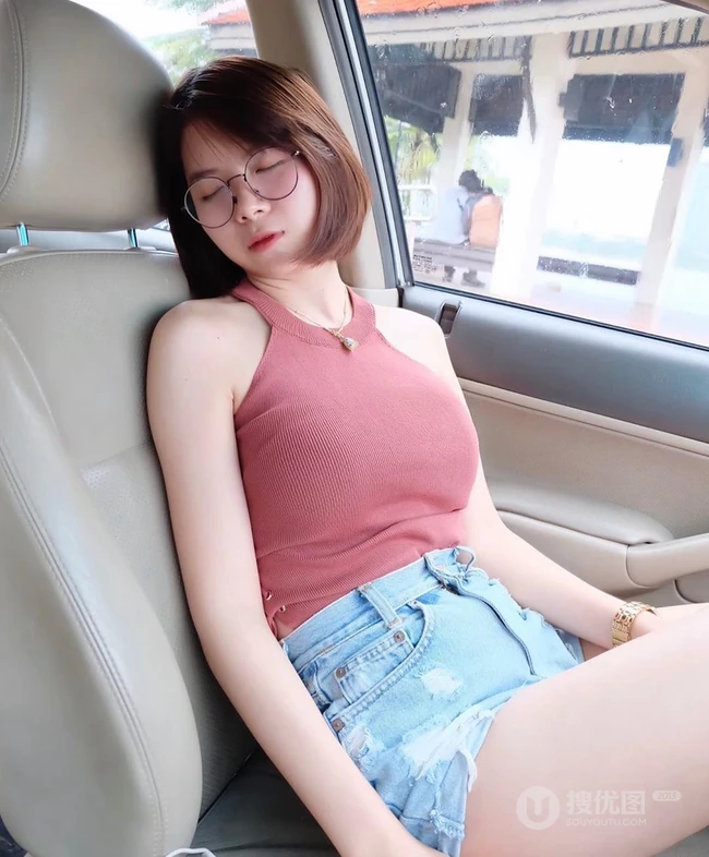 身材相当亮眼气质的泰国网红眼镜女生吸睛可爱生活照片图集