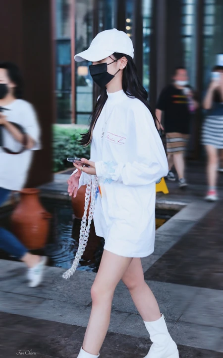 吴宣仪全白休闲潮流装扮被街拍，玩下衣失踪，显修长线条感