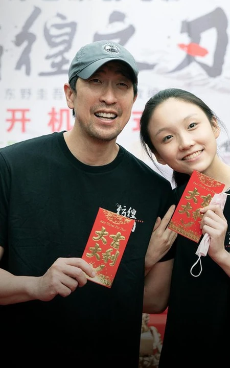王千源主演电影《彷徨之刃》开机，剧组主要人员汇聚合照拿红包