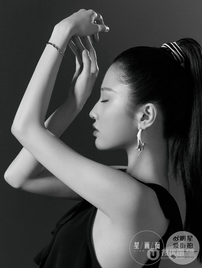 张慧雯最新杂志写真，长发女生和短发&ldquo;假小子&rdquo;之间不同变换