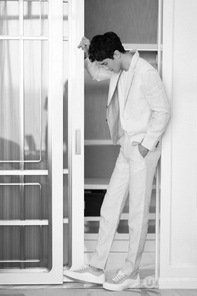 高伟光化身暖男手拿玫瑰朦胧感十足唯美俊朗写真