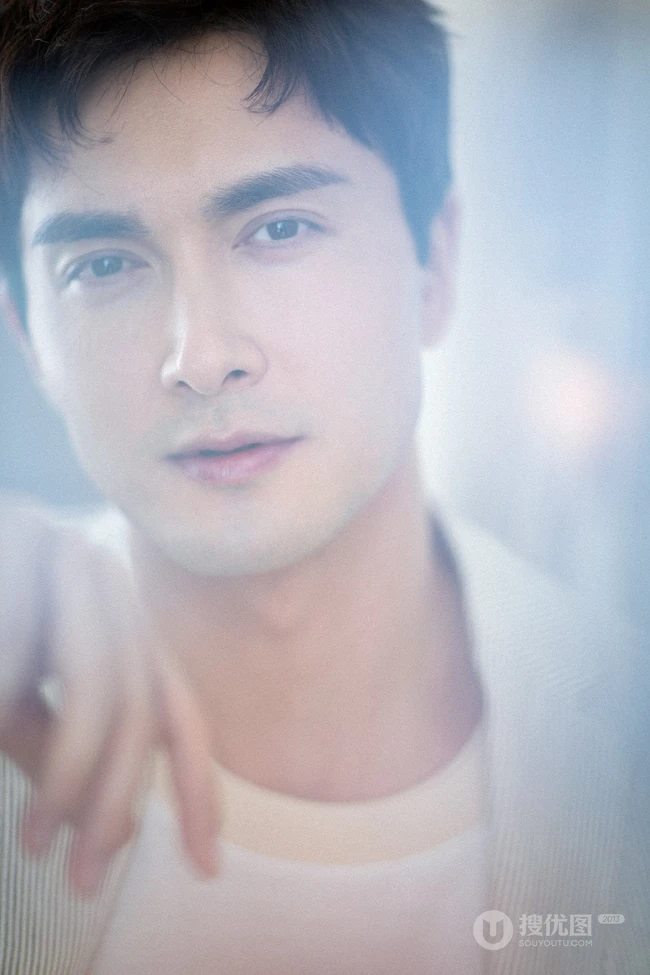 高伟光化身暖男手拿玫瑰朦胧感十足唯美俊朗写真
