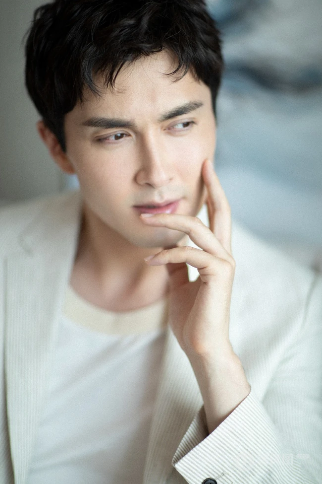 高伟光化身暖男手拿玫瑰朦胧感十足唯美俊朗写真