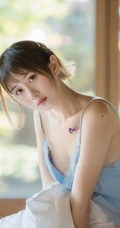 独属于夏天的气息，短发女生念雪清新气质小木屋写真美图