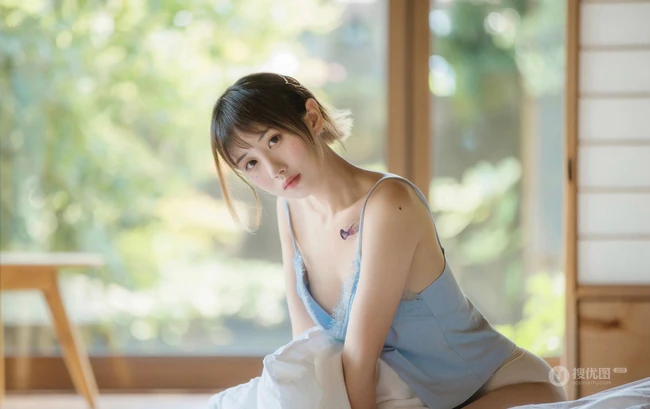 独属于夏天的气息，短发女生念雪清新气质小木屋写真美图